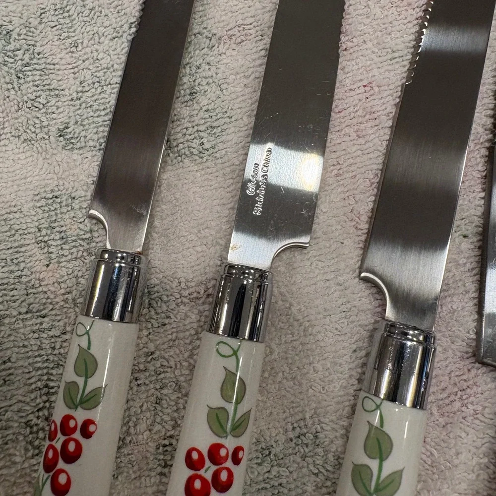 Gibson Christmas Flatware Set 16 Pc Berry Holly Plastic Handle 4 Place Settings